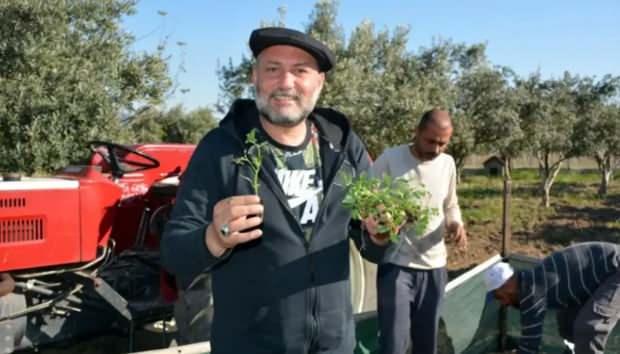 <p>Şenlendirici daha &ouml;nce yaptığı bir a&ccedil;ıklamada; <strong>"Toprağın besin zinciri i&ccedil;in en başta gelen ve &ccedil;ok &ouml;nem verilmesi gereken yer olduğunu d&uuml;ş&uuml;n&uuml;yorum. Bu nedenle de ihtiyacım olan sebzelerin b&uuml;y&uuml;k b&ouml;l&uuml;m&uuml;n&uuml; tamamen doğal bir şekilde kendim ekip, yetiştiriyorum. Zeytinden yağ &ccedil;ıkarıyorum."</strong> ifadelerini kullandı.&nbsp;</p>
