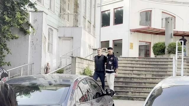 <p>İstanbul Cumhuriyet Başsavcılığı&rsquo;nın Ahbap Derneği&rsquo;ne y&ouml;nelik<strong> &ldquo;para aklama"</strong> iddiasıyla başlattığı soruşturma kapsamında g&ouml;zaltına alınan dernek başkanı olan şarkıcı Haluk Levent emniyetteki işlemlerinin ardından adliyeye sevk edildi.&nbsp;</p>

