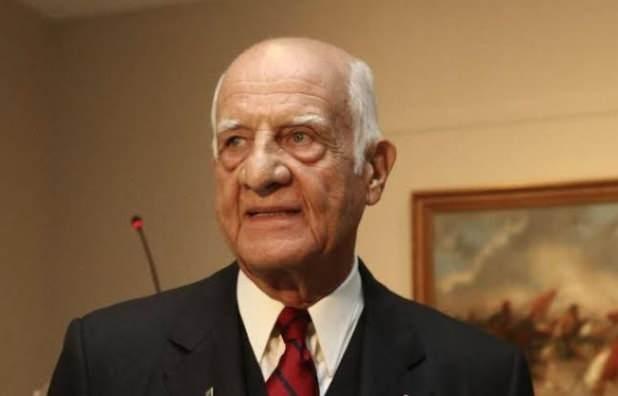 <p>tv100'&uuml;n haberine g&ouml;re 89 yaşındaki Kıra&ccedil;'ın hukuki ehliyetinin bulunup bulunmadığının değerlendirildiği dosyada d&uuml;zenlenen raporda, demans hastalığı nedeniyle kanuni ehliyete sahip olmadığı y&ouml;n&uuml;nde g&ouml;r&uuml;ş bildirildi.</p>
