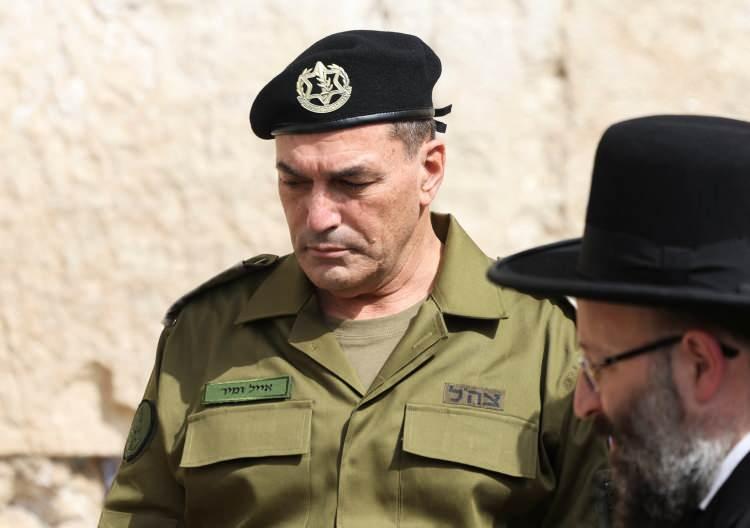 <p><strong><span style="color:#B22222">8)&nbsp; EYAL ZAMİR&nbsp;</span> |&nbsp; İSRAİL GENELKURMAY BAŞKANI</strong></p>

<p>&nbsp;</p>

<p>İsrail ordusunun en &uuml;st d&uuml;zey komutanı konumunda. İran, askeri operasyonların doğrudan planlayıcılarından biri olduğunu &ouml;ne s&uuml;r&uuml;yor.</p>
