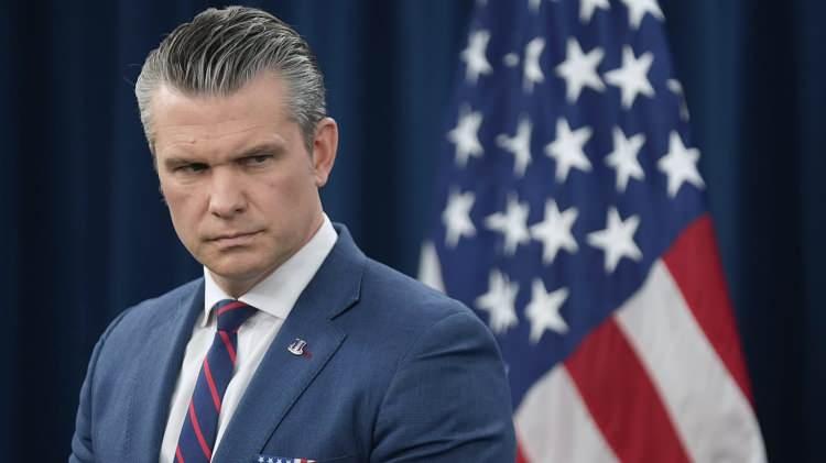 <p><strong><span style="color:#B22222">5)&nbsp; PETE HEGSETH</span>&nbsp; |&nbsp; ABD SAVUNMA BAKANI</strong></p>

<p>&nbsp;</p>

<p>ABD'nin İran politikalarının uygulanmasında &ouml;nemli rol &uuml;stleniyor. İran, askeri kararların siyasi sorumlularından biri olarak g&ouml;r&uuml;yor.</p>
