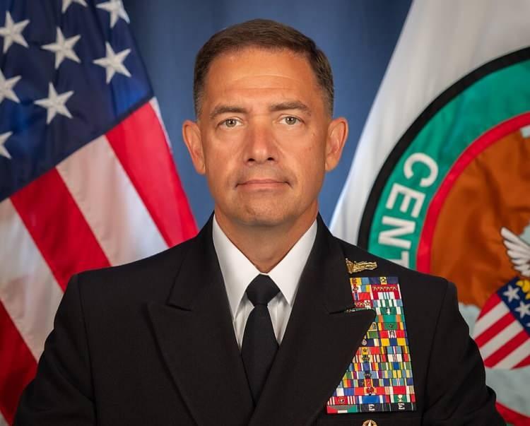 <p><strong><span style="color:#B22222">4)&nbsp; BRAD COOPER&nbsp;</span>&nbsp;|&nbsp; ABD'Lİ AMİRAL / CENTCOM KOMUTANI</strong></p>

<p>&nbsp;</p>

<p>Orta Doğu'daki ABD askeri faaliyetlerini y&ouml;neten komutanlardan biri. İran, operasyonların sahadaki askeri sorumlularından biri olduğunu d&uuml;ş&uuml;n&uuml;yor.</p>
