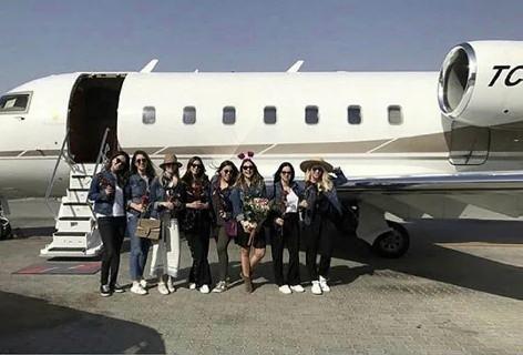 <p>U&ccedil;akta Mina Başaran&rsquo;ın yanı sıra arkadaşları Jasmin Baruh Siloni, Liana Hananel, Sinem Akay, Aslı İzmirli, Burcu G&uuml;ndoğar Urfalı, Zeynep Coşkun ve Ayşe And ile pilotlar Beril Gebeş, Melike Kuvvet ve hostes Eda Uslu bulunuyordu.</p>
