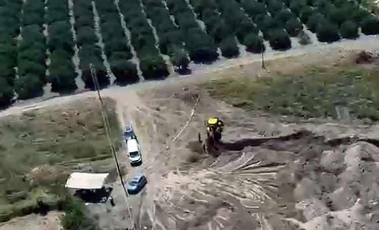 <p><strong>SELBİ'NİN CESEDİ PORTAKAL BAH&Ccedil;ESİNDE BULUNDU</strong></p>

<p>&nbsp;</p>

<p>İtirafın ardından ş&uuml;phelilerin yer g&ouml;stermesiyle cesedin D&ouml;rtyol il&ccedil;esindeki portakal bah&ccedil;esine g&ouml;m&uuml;ld&uuml;ğ&uuml; &ouml;ğrenildi.</p>

<p>&nbsp;</p>

<p>15 g&uuml;n s&uuml;ren kazı &ccedil;alışmasının ardından ge&ccedil;en hafta kadın kıyafetleri ve insan kemikleri bulundu.</p>
