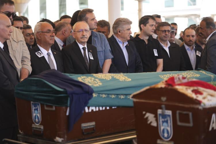 <p>Siyaset d&uuml;nyasından &ccedil;ok sayıda ismin katıldığı t&ouml;rende, g&ouml;zler Kemal Kılı&ccedil;daroğlu ile &Ouml;zg&uuml;r &Ouml;zel'e &ccedil;evrildi.</p>

<p>&nbsp;</p>
