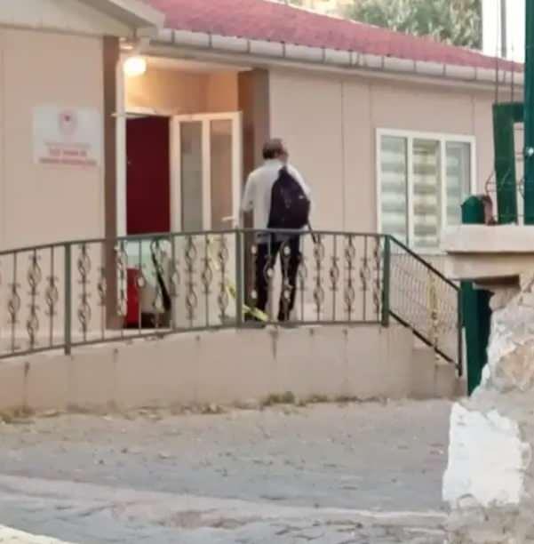 <p>Olayla ilgili soruşturma s&uuml;rerken, motosikletiyle ka&ccedil;tığı ve başında kask olduğu belirtilen ş&uuml;phelinin, Murat Yakupoğlu'nun ilişkisi olduğu &ouml;ne s&uuml;r&uuml;len kadının boşanma aşamasındaki eşi Sel&ccedil;uk Aydoğan olduğu iddia edildi.</p>

<p>&nbsp;</p>

<p>&nbsp;</p>
