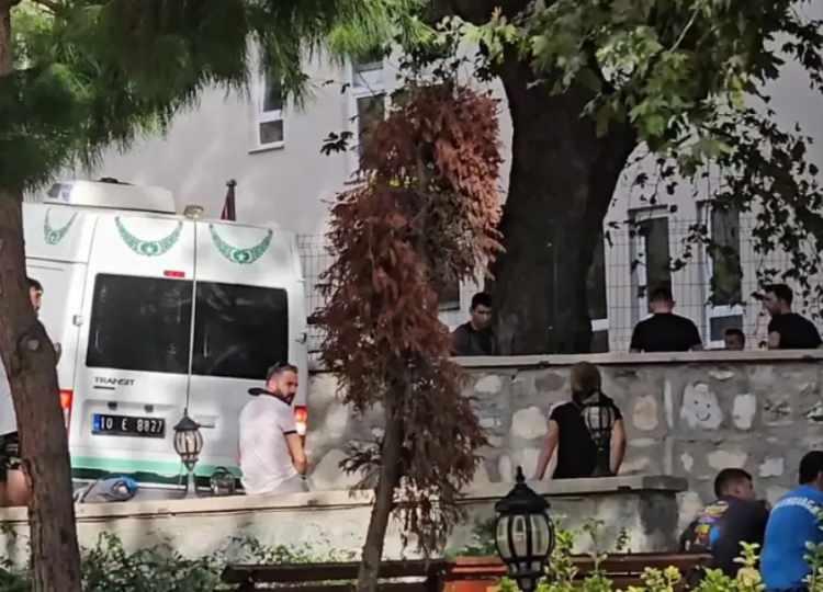 <p>Olay, 6 Ekim 2024&rsquo;te saat 15.00 sıralarında H&uuml;k&uuml;met Caddesi'ndeki İl&ccedil;e Tarım ve Orman M&uuml;d&uuml;rl&uuml;ğ&uuml; binasında meydana geldi.</p>

<p>&nbsp;</p>

<p>Binadan 5 el silah sesi gelince ihbarla olay yerine polis ekipleri sevk edildi.&nbsp;</p>
