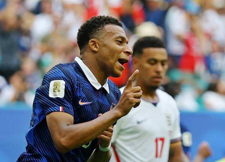 <p>Fransa adına iki gol atan&nbsp;Kylian Mbappe, turnuvadaki gol sayısını da 10'a &ccedil;ıkardı ve gol krallığında 8 goll&uuml; Messi'nin &ouml;n&uuml;ne ge&ccedil;ti.</p>
