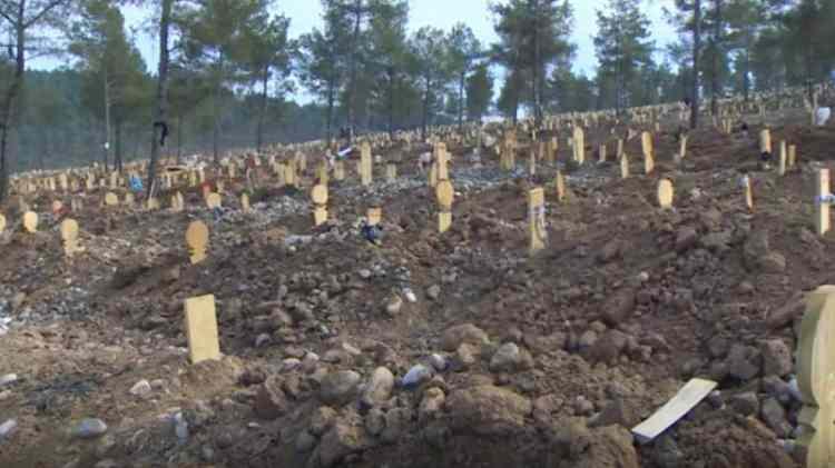 <p><strong>"Cenazeyi alıp kendi cenazelerini teşhis etmeden orada nasıl bir şekilde benim dayımı g&ouml;md&uuml;ler diye merak ediyoruz"</strong></p>

<p>Cenaze defni i&ccedil;in saat ve g&uuml;n belirlediklerini fakat yaşanan karışıklık sonrası mağdur olduklarını ifade eden S&ouml;nmez Olgar, karışıklıkla cenazeyi teslim alan ailenin cenazeyi teşhis etmemesine tepki g&ouml;sterek "Biz, Antakya Serinyol Mahallesi'nde yaşıyoruz. Dayım Yusuf Kırlangı&ccedil; d&uuml;n akşam vefat etti. Mustafa Kemal &Uuml;niversitesi Eğitim Araştırma Hastanesi'ne vefatından sonra biz defin işlemi i&ccedil;in buraya geldik. Mevcut cenaze bize ait değildi. Cenazemiz sabah 9'da Erzin'e g&ouml;t&uuml;r&uuml;l&uuml;p orada g&ouml;m&uuml;lm&uuml;ş ama nasıl g&ouml;m&uuml;lm&uuml;ş onu da bilmiyoruz. Cenazeyi alıp kendi cenazelerini teşhis etmeden orada nasıl bir şekilde benim dayımı g&ouml;md&uuml;ler diye merak ediyoruz. Hastane olarak kendi prosed&uuml;rlerini doğru d&uuml;r&uuml;st bile yapamamışlar. Hastane g&ouml;revlisi burada cenazeyi alıyorsun, veriyorsun. Cenaze torbasında Yusuf Kırlangı&ccedil; yazarken karşı tarafla karşılaştırmadan veriyorsun. Karşı taraftaki cenazenin adıyla hi&ccedil;bir benzerlik yok. Sen kendi cenazeni nasıl teşhis edemiyorsun, &uuml;zerinde ismi bile zaten yazıyordu. Ona rağmen alıp kendi cenazemizi alıp oraya g&ouml;mm&uuml;şler. Biz yaklaşık beş saattir kendi cenazemizi bekliyoruz. Ne bir bilgi verdiler ne bir şey. Savcı kararını bekliyoruz. Biz mağduruz. Serinyol halkı olarak zaten biz cenazeyi saat 4'te g&ouml;mecektik. Herkes bu şekilde şimdi acımız zaten birken iki oldu. O kadar acı &ccedil;ekiyoruz ki kendi cenazemizi şu anda bulamıyoruz" ifadelerini kullandı.</p>
