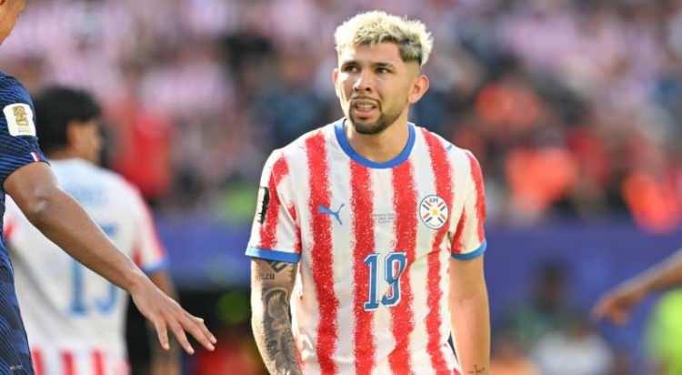 <p>Fransız ekibi Strasbourg'a 22 yaşındaki Paraguaylı 10 numara Julio Enciso i&ccedil;in resmi teklifte bulunmaya hazırlanan sarı-kırmızılılar, Fransa'ya &ccedil;ıkarmada bulunacak.<br />
<br />
(Fotoma&ccedil;)</p>
