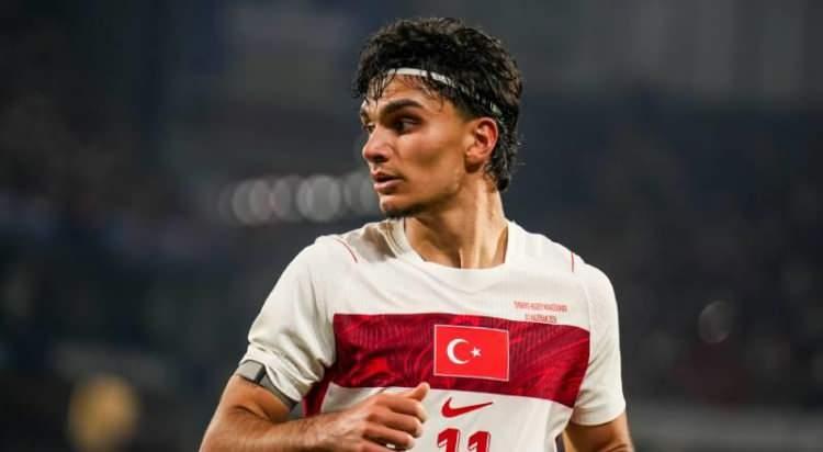 <p>Galatasaray Teknik Direkt&ouml;r&uuml; Okan Buruk'un Abdullah Kavuk&ccedil;u ile g&ouml;r&uuml;şerek "Kesinlikle Can Uzun'a odaklanalım. Onu takımımda g&ouml;rmeyi &ccedil;ok istiyorum" dediği &ouml;ğrenildi.<br />
<br />
(Takvim)</p>
