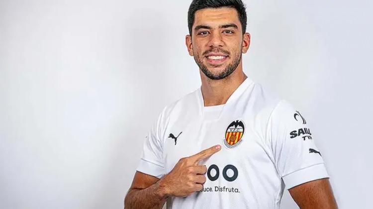 <p>Trabzonspor, Cenk &Ouml;zkacar'ın transferi i&ccedil;in Valencia ile anlaşma sağladı. Bordo-mavililer, İspanyol ekibine 1.7 milyon euro &ouml;deyecek.<br />
<br />
(Fotoma&ccedil;)</p>
