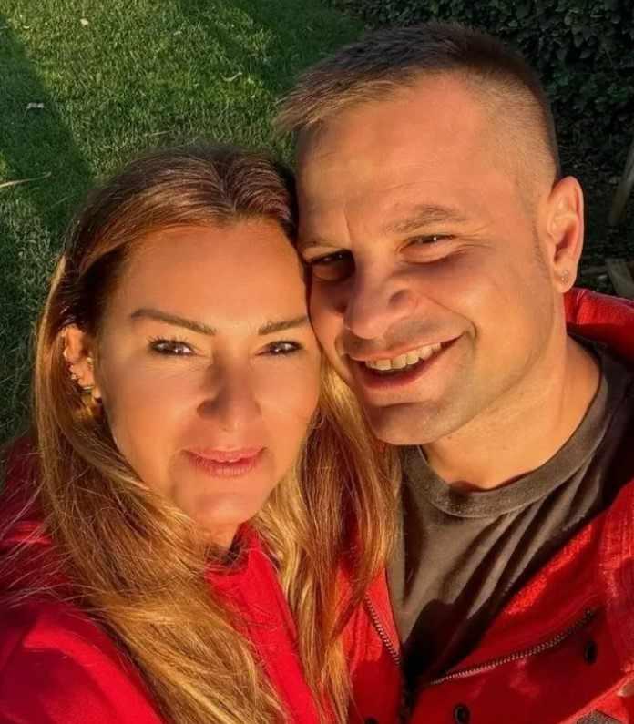 <p>&Uuml;nl&uuml; &ccedil;iftin samimi sohbeti kısa s&uuml;rede sosyal medyada g&uuml;ndem olurken, kullanıcılar da yorumlarıyla tartışmaya katıldı.&nbsp;</p>
