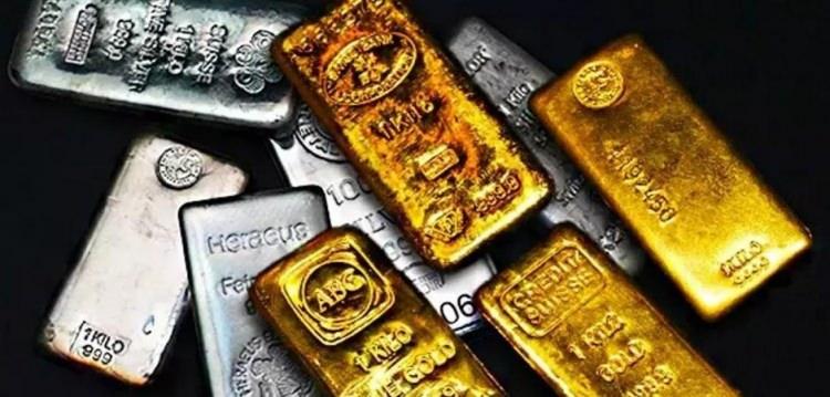 <p>&nbsp;G&uuml;venli liman talebinin artmasıyla ons altın y&uuml;zde 2,2 y&uuml;kselerek 4.090 doların &uuml;zerine &ccedil;ıktı ve seans i&ccedil;inde 4.100 dolar seviyesini test etti.</p>

<p>&nbsp;</p>

<p>&nbsp;Ons g&uuml;m&uuml;ş de y&uuml;kseliş kaydetti.</p>

