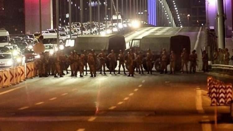 <p>D&ouml;nemin Başbakanı Binali Yıldırım, saat 23.02'de NTV'ye telefonla bağlanarak, "Milleti temsil eden h&uuml;k&uuml;met iş başındadır. Bu kalkışmayı yapanlar, bu &ccedil;ılgınlığı yapanlar, bu kanunsuz eylemin i&ccedil;erisinde olanlar en ağır şekilde bedelini &ouml;deyeceklerdir." dedi.</p>

<p>&nbsp;</p>
