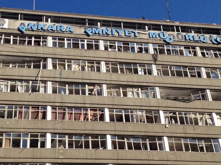 <p>Darbeci pilotlar, G&ouml;lbaşı'ndaki Emniyet Genel M&uuml;d&uuml;rl&uuml;ğ&uuml; Havacılık Daire Başkanlığına, ardından &Ouml;zel Harekat Başkanlığı'na saldırdı. Ayrıca darbecilerin kontrol&uuml;ndeki helikopterler, Yenimahalle'deki MİT yerleşkesini taradı. Eski Yarbay &Uuml;mit Gen&ccedil;er, TRT'yi işgal ederek darbe bildirisini okuttu.</p>

<p>&nbsp;</p>
