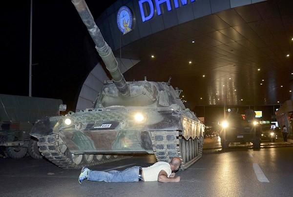 <p>Bu yerlerden İstanbul Atat&uuml;rk Havalimanı'nda Kontrol Kulesini işgal eden darbeciler, polis &ouml;zel harekat ekiplerince etkisiz hale getirildi. Bir s&uuml;re sonra Cumhurbaşkanı Erdoğan'ı taşıyan ATA u&ccedil;ağı piste iniş yaptı. Erdoğan'ı havalimanında binlerce vatandaş karşıladı.</p>
