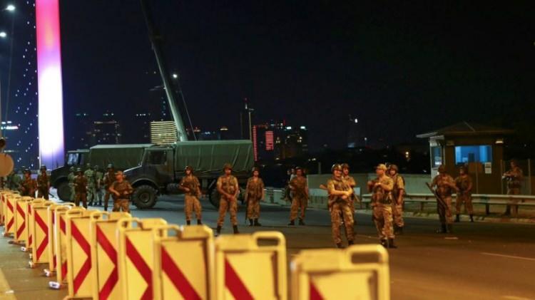 <p>Sokaklarda vatandaşların, kışlalarda ise vatansever askerlerin darbecilere karşı m&uuml;cadelesi devam ederken saat 04.00'te Ankara Cumhuriyet Başsavcılığı, "FET&Ouml; ile irtibatlı yargı g&ouml;revlileri", "s&ouml;zde Yurtta Sulh Konseyi &uuml;yeleri" ile "darbe teşebb&uuml;s&uuml;ne katılanlar" hakkında g&ouml;zaltı kararı verdi.</p>

<p>&nbsp;</p>
