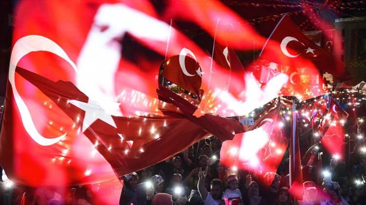 <p>Jandarma Genel Komutanlığı'nda alıkonulan TEM Daire Başkanı Turgut Aslan ile koruması Hasan G&uuml;lhan, elleri ve g&ouml;zleri bağlı halde bina dışına &ccedil;ıkarılarak, darbeci Albay Erkan &Ouml;ktem tarafından başlarından vuruldu. Aslan ağır yaralanırken, G&uuml;lhan şehit oldu.</p>

<p>Başbakan Yıldırım, Korgeneral Ziya Kemal Kadıoğlu'na darbecilerin kontrol&uuml;ndeki u&ccedil;akları d&uuml;ş&uuml;rme yetkisi verdi.</p>
