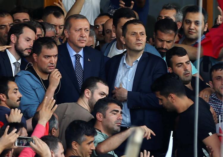 <p>Saat 12.57'de Başbakan Yıldırım, Bakan Işık ve Genelkurmay Başkanı Akar ile &Ccedil;ankaya K&ouml;şk&uuml;'nde d&uuml;zenlediği basın toplantısında darbe teşebb&uuml;s&uuml;n&uuml;n bastırıldığını a&ccedil;ıkladı. Darbe girişimi, t&uuml;m yurtta yaklaşık 21 saatte kontrol altına alındı.</p>

<p>B&ouml;ylece Cumhurbaşkanı Erdoğan'ın liderliğinde, milletin gayreti ve vatansever g&uuml;venlik g&uuml;&ccedil;leri sayesinde 15 Temmuz 2016'da ger&ccedil;ekleştirilen darbe girişimine ge&ccedil;it verilmedi.</p>
