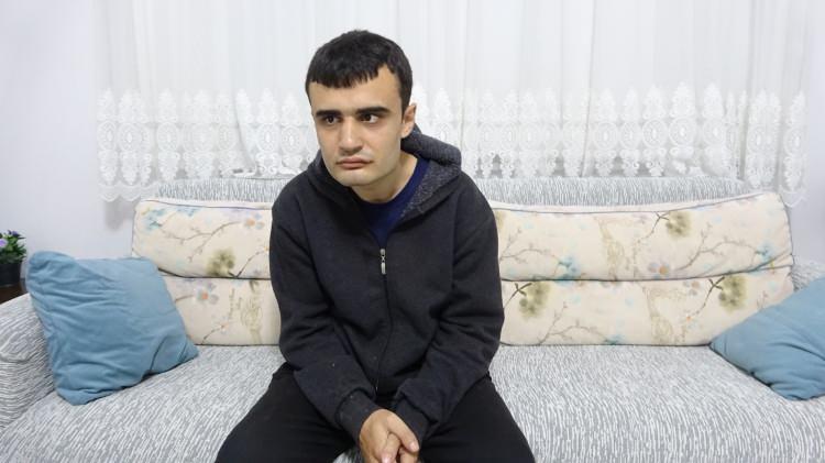 <p><span style="color:#A52A2A"><strong>"K&Ouml;PEKLERDEN BİRİ &Ccedil;OCUĞUN SIRTINA ATLADI"</strong></span></p>

<p>&nbsp;</p>

<p>Her g&uuml;n oğlu ile doğada y&uuml;r&uuml;y&uuml;şe &ccedil;ıktığını anlatan Dikyar, <strong><em>"Otizmli olduğu i&ccedil;in dağları, taşları geziyoruz. Şehir i&ccedil;inde tutamıyorum, saldırıyor. Onun i&ccedil;in Dere Mahallesi'nden gelip kestirme ara yoldan G&ouml;k&ccedil;ay mesire alanına doğru ge&ccedil;iyordum. Oradan ge&ccedil;erken yukarıdan k&ouml;peklerin indiğini g&ouml;rd&uuml;m. Onları g&ouml;r&uuml;nce hızlandım. Hızlanınca k&ouml;peklerden biri &ccedil;ocuğun sırtına atladı. O olunca benim &ccedil;ocuk da benim sırtıma bindi. Gaza bastım. Gaza basınca k&ouml;peklerden biri &ouml;n&uuml;m&uuml; kesti. &Ouml;n&uuml;m&uuml; kesince k&ouml;peğe &ccedil;arptım. K&ouml;pek yere yattı, biz de yere d&uuml;şt&uuml;k. Ondan sonra boğuşurken oradan ge&ccedil;en bir arkadaş geldi. K&ouml;pekleri uzaklaştırdı. Daha sonra hastaneye gittik. Her tarafımız yaralandı, &ccedil;izildi."</em></strong> dedi.</p>
