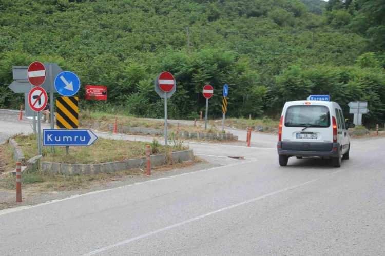 <p>S&uuml;r&uuml;c&uuml;ler, kavşakta bulunan tabela sayısının fazlalığının y&ouml;nlendirmeyi kolaylaştırmak yerine daha da karmaşık hale getirdiğini ifade ederek, mevcut d&uuml;zenlemenin g&ouml;zden ge&ccedil;irilmesini istiyor.&nbsp;</p>

<p>&nbsp;</p>
