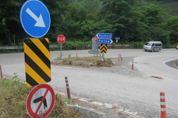 <p>Kavşakta zaman zaman yanlış manevralar yapıldığını ve bunun da trafik g&uuml;venliğini olumsuz etkilediğini belirten s&uuml;r&uuml;c&uuml;ler, anlaşılır ve d&uuml;zenli bir y&ouml;nlendirme sistemi oluşturulmasını talep ediyor.</p>

<p>&nbsp;</p>
