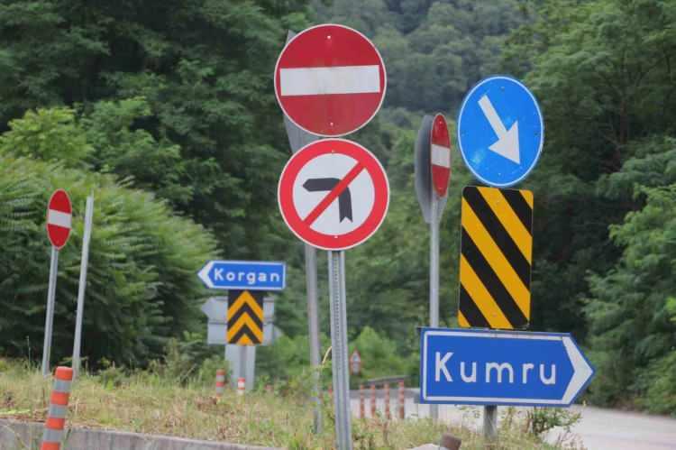 <p>&Ouml;zellikle b&ouml;lgeyi ilk kez kullanan s&uuml;r&uuml;c&uuml;ler, tabelaların yoğunluğu ve d&uuml;zensiz konumlandırılması nedeniyle doğru y&ouml;n&uuml; belirlemekte g&uuml;&ccedil;l&uuml;k &ccedil;ekiyor.</p>
