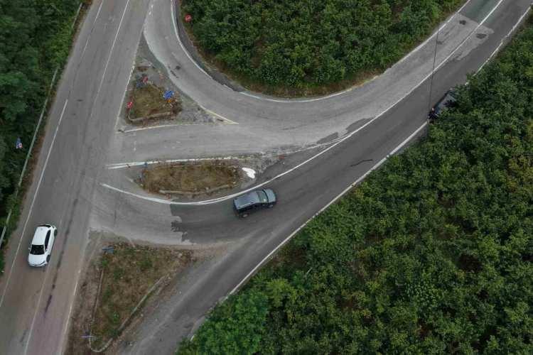 <p>Fatsa il&ccedil;esi K&ouml;sebucağı Mahallesi sınırlarında, Fatsa-Korgan-Kumru yolu &uuml;zerinde bulunan ve Korgan il&ccedil;esine ulaşımı sağlayan kavşakta yer alan toplam 29 y&ouml;n ve bilgilendirme tabelası, s&uuml;r&uuml;c&uuml;lerin dikkatini dağıtıyor.&nbsp;</p>
