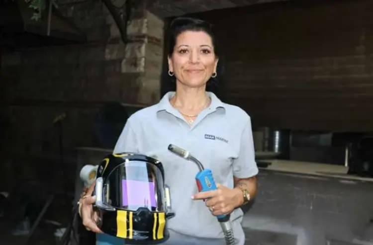 <p>22 yıllık iş hayatında eğitim, gıda, turizm ile gemi yapım ve tersane sekt&ouml;r&uuml;nde g&ouml;rev alan &Ccedil;elik, yıllarca masa başında &ccedil;alıştı. Yaptığı işi sorgulamaya başlayan &Ccedil;elik, Antalya Organize Sanayi B&ouml;lge M&uuml;d&uuml;rl&uuml;ğ&uuml;'n&uuml;n kadınların sanayide istihdamını artırmak amacıyla hayata ge&ccedil;irdiği 'Anneler Sanayide' projesine katıldı. &Ccedil;elik, eğitimlerin ardından Mesleki Yeterlilik Belgesi (MHK) sınavını ge&ccedil;erek gazaltı kaynak ustası oldu.&nbsp;</p>
