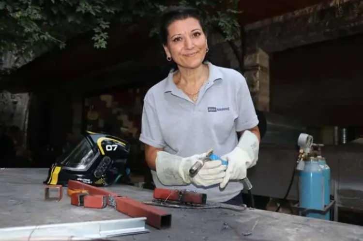 <p>Y&ouml;netici olarak g&ouml;rev yaptığı Antalya Serbest B&ouml;lge'deki tersanedeki g&ouml;revinden istifa eden &Ccedil;elik, aynı iş yerinde bu kez kaynak ustası olarak &ccedil;alışmaya başladı.<em>​</em></p>

