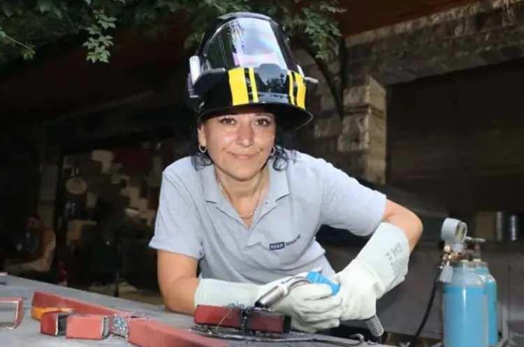 <p>Kentteki bir tersanede 3 yıldır insan kaynakları y&ouml;neticisi olarak &ccedil;alışan Tuğba &Ccedil;elik, işe alım, eğitim ve organizasyon s&uuml;re&ccedil;lerinde sorumluluk &uuml;stlendi.&nbsp;</p>
