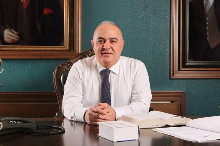 <p>⁠Sezgin &Ouml;zkan (Gen&ccedil;lerbirliği ) &ndash;<br />
<br />
Y&ouml;neticilik yaptığı d&ouml;nemde kendi kul&uuml;b&uuml;n&uuml;n ma&ccedil;ına rakip takım lehine veya Gol bahislerine 16 kupon oynadığı değerlendirilmektedir.</p>
