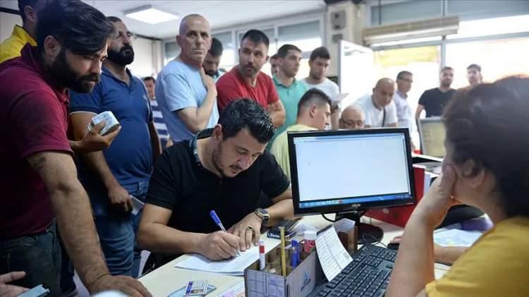 <p>Anayasa Mahkemesi (AYM), noterlerin tatil g&uuml;n ve saatlerinde &ccedil;alışmasının y&ouml;netmelikle d&uuml;zenleneceğine ilişkin yasal d&uuml;zenlemeyi Anayasa'ya aykırı bularak iptal etti.</p>
