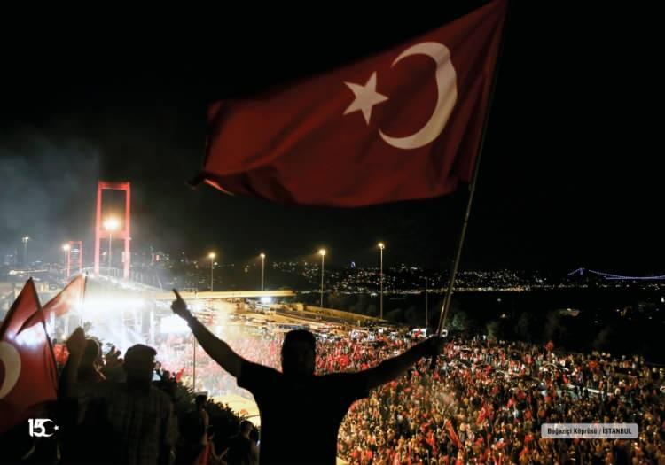 &Uuml;zerinden 10 yıl ge&ccedil;ti kimse unutmadı: Darbe girişimine karşı &uuml;nl&uuml;lerden 15 Temmuz paylaşımı