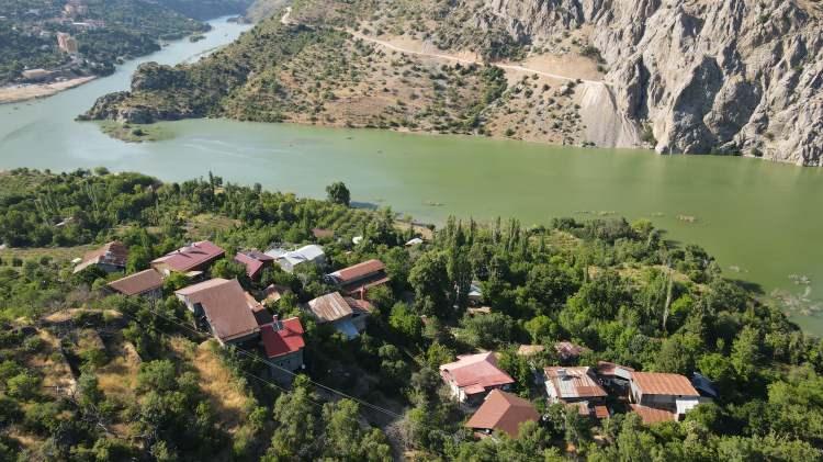 <p>Yıllar &ouml;nce gelin olarak geldiği Yuva k&ouml;y&uuml;nde uzun s&uuml;re yaşadıktan sonra eşiyle İstanbul'a taşınan 3 &ccedil;ocuk annesi Nermin Ergin, yaklaşık 40 senenin ardından eşinin sağlık sorunları nedeniyle yeniden buraya yerleşti.</p>

<p>&nbsp;</p>

