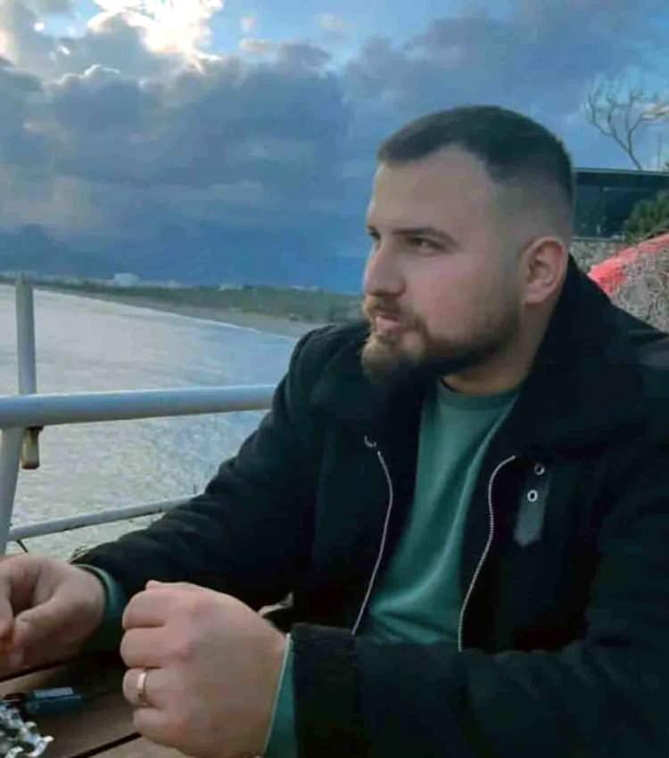 <p>Cinayet B&uuml;ro Amirliği ekipleri ve mahalle bek&ccedil;ileri, Taşan ile Sevin&ccedil;'i, su&ccedil; aleti bı&ccedil;akla yakaladı.</p>

<p>&nbsp;</p>

<p>Emniyetteki işlemleri sonrası adliyeye sevk edilip mahkemeye &ccedil;ıkarılan ş&uuml;phelilerden Eyy&uuml;p Taşan tutuklandı, Halil Sevin&ccedil; ise adli kontrol şartıyla serbest bırakıldı.</p>

<p>&nbsp;</p>

<p>G&ouml;ker'in, Başak adındaki nişanlısıyla d&uuml;ğ&uuml;n hazırlığı yaptığı, 22 Kasım'da nikah kıymayı planladığı belirtildi.</p>
