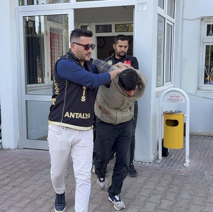 <p><span style="color:#A52A2A"><strong>"ADALET BU DEĞİL"</strong></span></p>

<p>&nbsp;</p>

<p>Yapılan indirime tepki g&ouml;steren baba Adnan G&ouml;ker ise<strong><em> "B&ouml;yle bir şey beklemiyorduk. Hayal kırıklığına uğradık. Adalet bu değil. Bizi &ccedil;ok &uuml;zd&uuml;, &ccedil;ok yıktı. Tabii ki peşini bırakmayacağız. Benim &ccedil;ocuğum &ouml;m&uuml;r boyu toprakta yattı. Biz de &ouml;m&uuml;r boyu cezaya &ccedil;arptırıldık. Karşı taraf i&ccedil;in &ouml;m&uuml;r boyu cezayı istemiştik. Onu da vermediler." </em></strong>dedi.</p>
