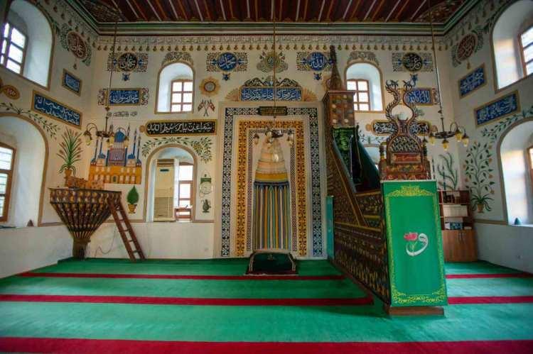<p>Evden kovulduktan sonra uzun bir s&uuml;re sokaklarda kaldığını, soğuktan korunmak i&ccedil;in camiye sığındığını, geceleri camide kaldığını<span style="color:rgb(165, 42, 42)"><strong><em> &ouml;ne s&uuml;rerek boşanma davası a&ccedil;tı.</em></strong></span></p>
