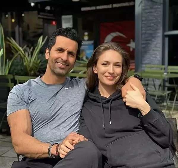 <p>Takvim'de yer alan haberde, s&ouml;z konusu hediyenin &uuml;nl&uuml; bir m&uuml;cevher markasına ait su yolu bileklik olduğu &ouml;ne s&uuml;r&uuml;ld&uuml;.</p>
