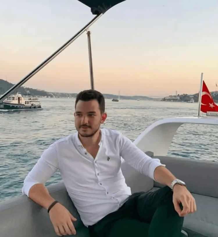 <p>Parlak oyunculuk kariyerinin ardından, başka bir yol se&ccedil;erek alan değiştiren Ko&ccedil;ar, şimdilerde sakin bir hayat s&uuml;r&uuml;yor.</p>
