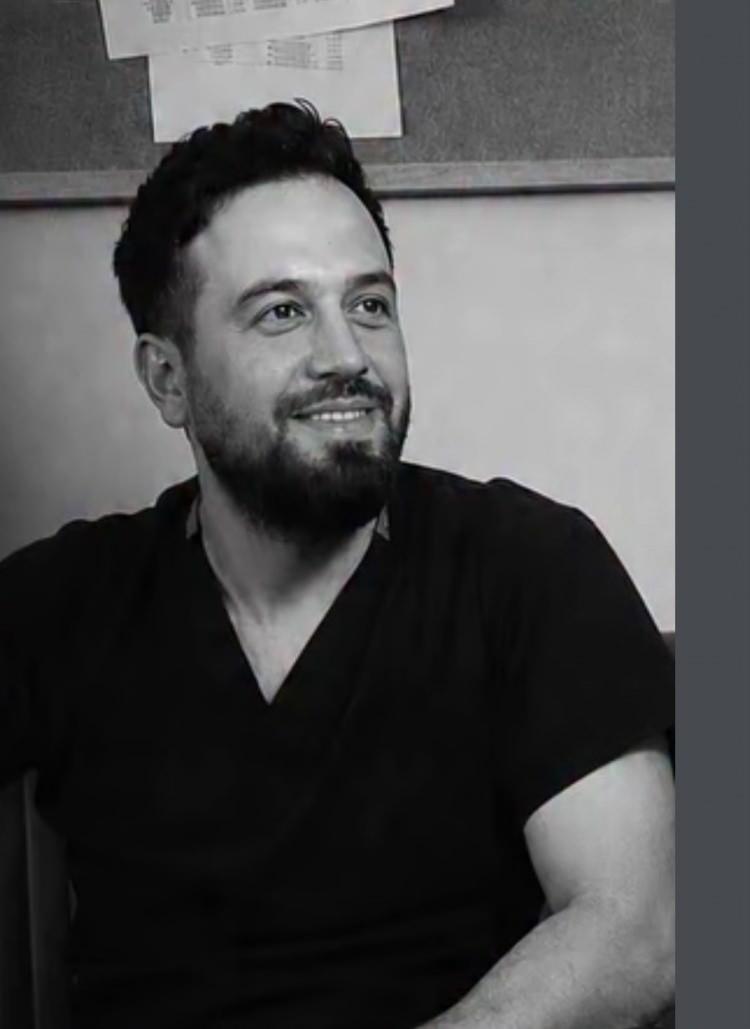 <p>Olay, Siverek ilçesi Ayvanat Mahallesi 1’inci Sokak'ta meydana geldi. İddiaya göre, Şekerli Aile Sağlığı Merkezi'nde görevli doktor Muhammed Furkan Balkan, doktor B.H.Ç.'ye misafirliğe gitti.</p>