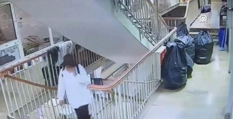 <p>İstanbul Asayiş Şube M&uuml;d&uuml;rl&uuml;ğ&uuml; Hırsızlık ve Yankesicilik B&uuml;ro Amirliği ekipleri, 14 Temmuz'da Mimar Hayrettin Mahallesi'ndeki kuyumcu deposundan 51 kilo 482 gram eritilmiş hurda altının &ccedil;alınmasına ilişkin &ccedil;alışma başlattı.</p>
