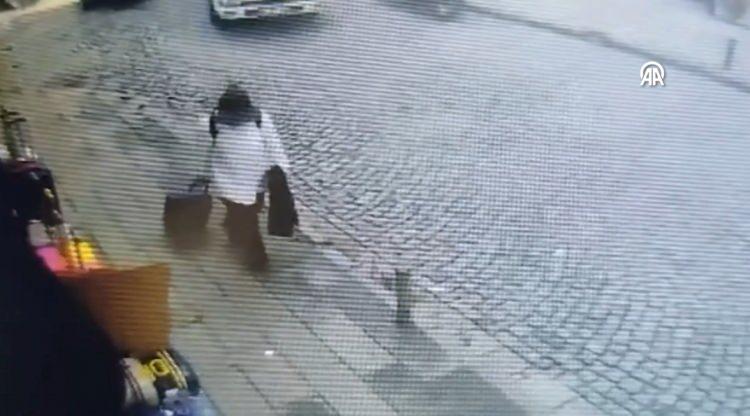 <p>Olay g&uuml;n&uuml; d&uuml;zenlenen operasyonla yakalanan ş&uuml;phelilerin Kağıthane'deki adreslerinde yapılan aramada, &ccedil;alınan yaklaşık 170 milyon lira değerindeki hurda altının tamamı ele ge&ccedil;irildi.</p>
