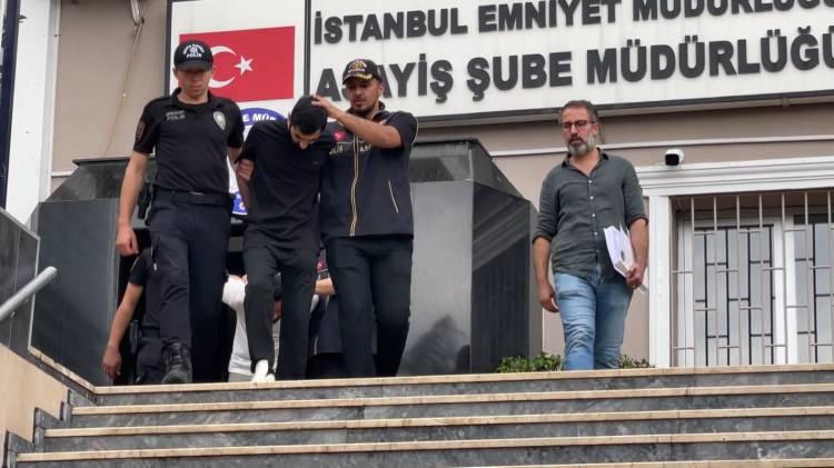 <p><span style="color:#A52A2A"><strong>KESİN &Ouml;L&Uuml;M NEDENİ OTOPSİ SONRASI ORTAYA &Ccedil;IKACAK&nbsp;</strong></span></p>

<p>&nbsp;</p>

<p>Emirhan Yıldız&rsquo;ın kesin &ouml;l&uuml;m nedeni otopsi sonucunda ortaya &ccedil;ıkacak.&nbsp;</p>

<p>&nbsp;</p>

<p>İlk incelemelerde Yıldız'ın v&uuml;cudunda d&uuml;şmeye bağlı kırıkların dışında kesici delici alet izi ya da boğuşma izine rastlanmadığı bildirildi.</p>

<p>&nbsp;</p>

<p><span style="color:#A52A2A"><strong><em>KAYNAK: İHA, DHA&nbsp;</em></strong></span></p>
