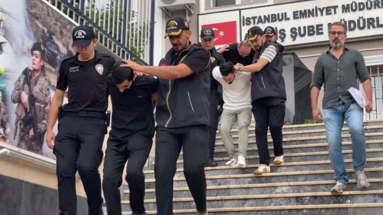<p><span style="color:#A52A2A"><strong>5 Ş&Uuml;PHELİ G&Ouml;ZALTINA ALINDI&nbsp;</strong></span></p>

<p>&nbsp;</p>

<p>İddiaların ardından aralarında Muhammet G.'nin bulunduğu 5 ş&uuml;pheli g&ouml;zaltına alındı.&nbsp;</p>

<p>&nbsp;</p>

<p>Cinayet B&uuml;roda işlemleri tamamlanan 5 ş&uuml;pheli adliyeye sevk edildi.</p>
