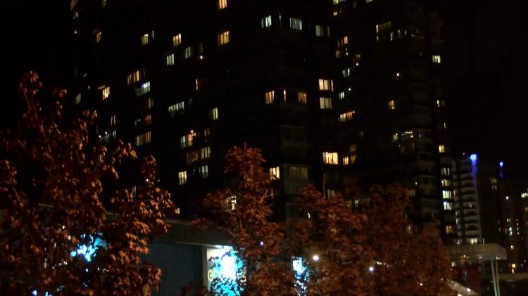 <p>Olay, 20 Temmuz Pazartesi g&uuml;n&uuml; saat 22.00 sıralarında Esenyurt il&ccedil;esi Koza Mahallesi'nde bulunan bir sitede meydana geldi.</p>
