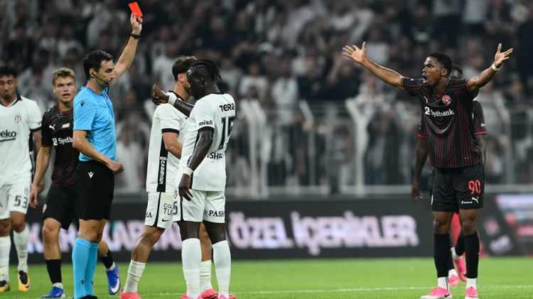 <p><strong>B.T.: "Midtjylland, kırmızı karta rağmen 0-1'lik mağlubiyetle T&uuml;rk b&uuml;y&uuml;c&uuml;l&uuml;ğ&uuml;nden kurtuldu"</strong><br />
&nbsp;</p>
