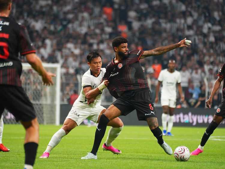 <p>"Midtjylland, Avrupa Ligi elemelerinin ikinci turunda T&uuml;rk takımı Beşiktaş'a karşı oynadığı sezon a&ccedil;ılış ma&ccedil;ında erken gelen bir kırmızı kartın &ccedil;ok pahalıya mal olabileceği izlenimini edindi. Ancak iyi organize edilmiş bir ikinci yarıdan sonra Midtjylland İstanbul'da 0-1'lik bir mağlubiyetle yetindi ve r&ouml;vanş ma&ccedil;ından sonra bir &uuml;st tura y&uuml;kselme umudu doğdu."</p>

