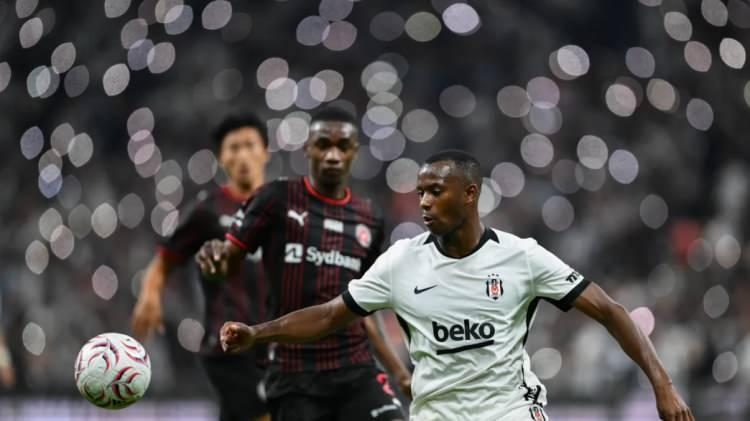 <p>"Midtjylland, Avrupa Ligi elemelerinde T&uuml;rk takımı Beşiktaş'a karşı deplasmanda oynadığı ma&ccedil;ın hen&uuml;z on beşinci dakikasında Friday Etim'in kırmızı kart g&ouml;rmesiyle işleri kendileri i&ccedil;in olduk&ccedil;a zorlaştırdı. Bununla birlikte, Midtjylland, T&uuml;rkiye'deki nispeten yara almadan kurtuldu ve 0-1'lik bir mağlubiyet aldı."</p>
